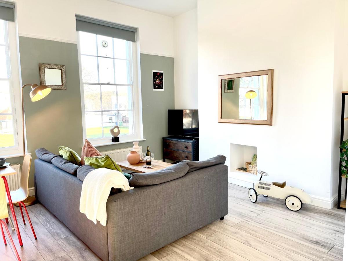 Am Living - Cheltenham Town Centre - St Georges Square Bagian luar foto
